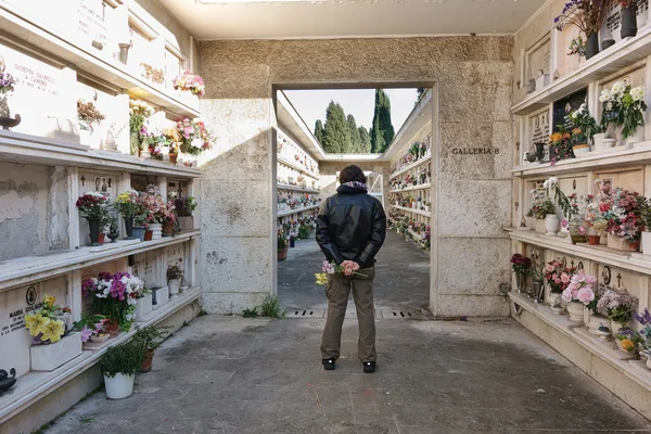 Mann auf dem Friedhof von Verano — Stockfoto