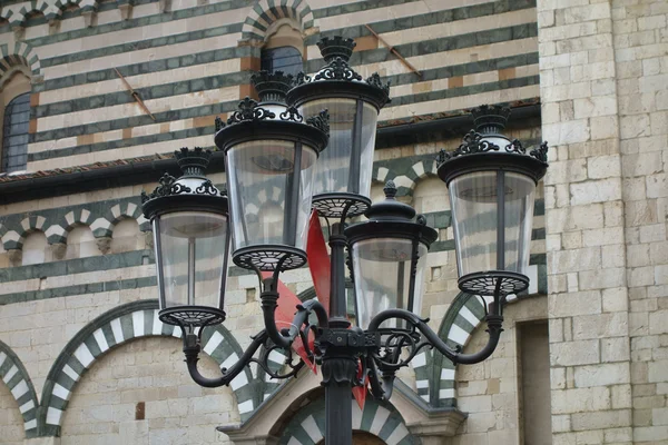 Lâmpada de rua em Prato, Italia — Fotografia de Stock