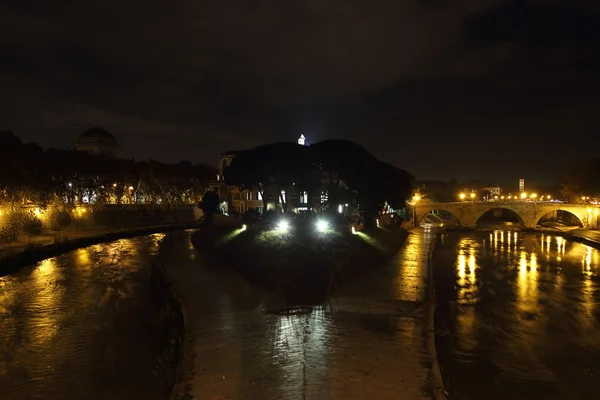 Ilha de tiber à noite — Fotografia de Stock