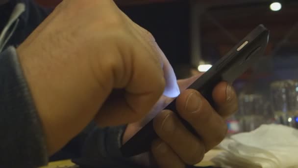 आदमी एक स्मार्ट फोन पर हाथ — स्टॉक वीडियो