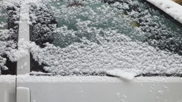 Witte auto bedekt met verse sneeuw — Stockvideo