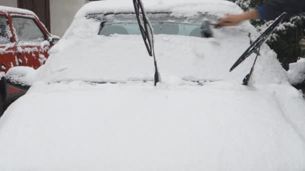 Homem remove neve de seu carro — Vídeo de Stock