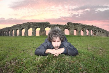 Roma acqueducts altında adam