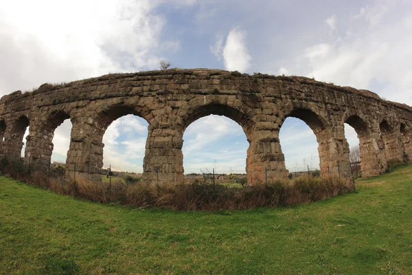 Antika ruinerna i Acqueduct — Stockfoto