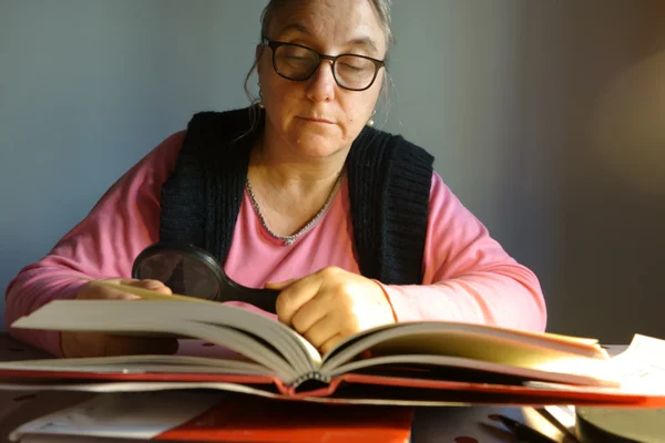 Senior lady reading — Stock Photo, Image