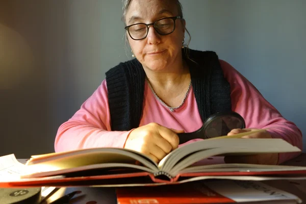 Senior lady reading — Stock Photo, Image