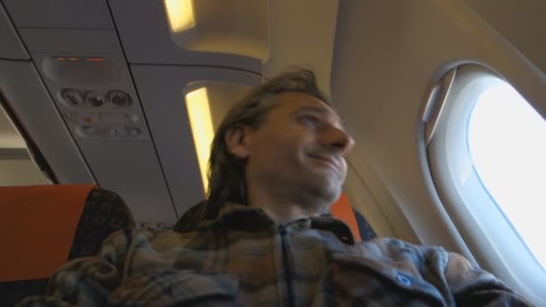 Mann im Flugzeug — Stockvideo