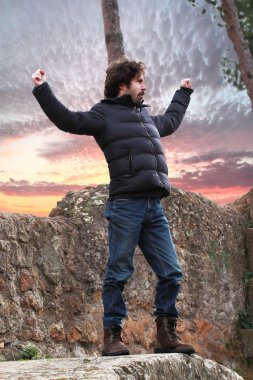 adam bir kayanın üzerinde