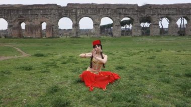 Güzel dansçı.