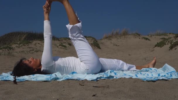 Mujer madura haciendo yoga — Vídeos de Stock