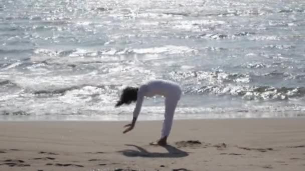 Mujer madura haciendo yoga — Vídeo de stock