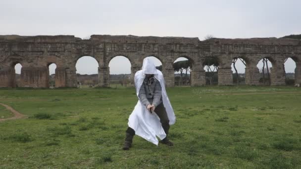 Cavaleiro medieval masculino — Vídeo de Stock