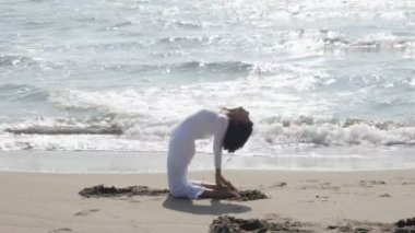 Yoga yaparken Olgun kadın