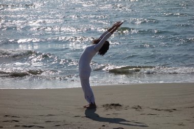 Kumsalda Yoga pose