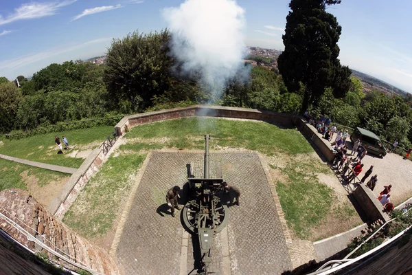 Cannon fire in Rome — Stock Photo, Image