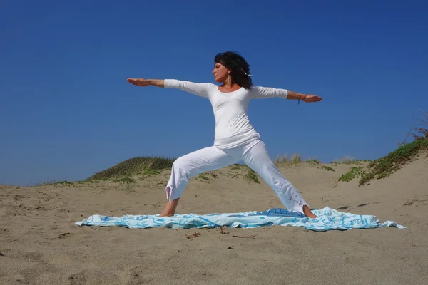 Yogaställning på stranden — Stockfoto