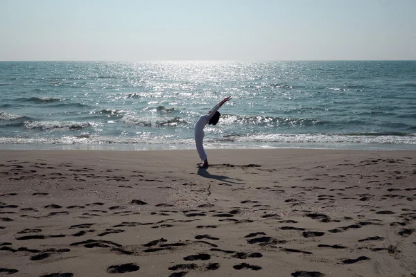 Yogaställning på stranden — Stockfoto