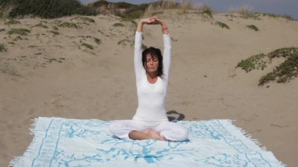 Postura de yoga en la playa — Vídeo de stock