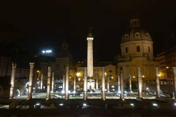 图拉真论坛在晚上在罗马 — 图库照片
