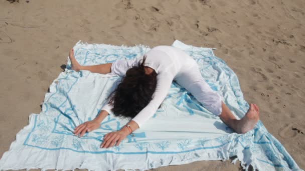 Йога позирует на пляже — стоковое видео