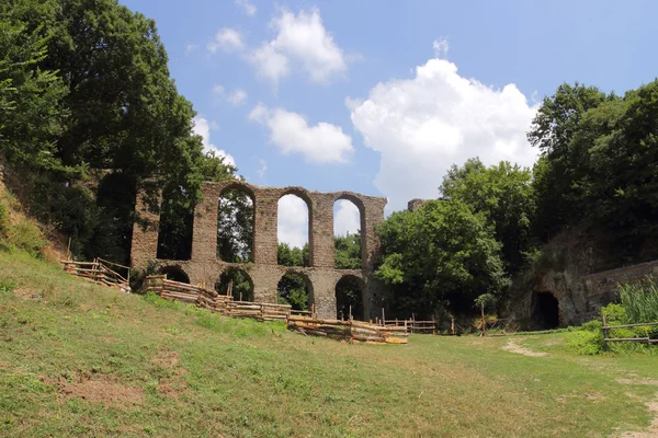 Oude Romeinse aquaduct in Monterano — Stockfoto