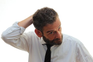 Adam başını tırmalamak