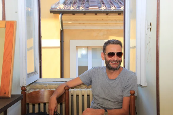 Hombre sentado en la ventana —  Fotos de Stock