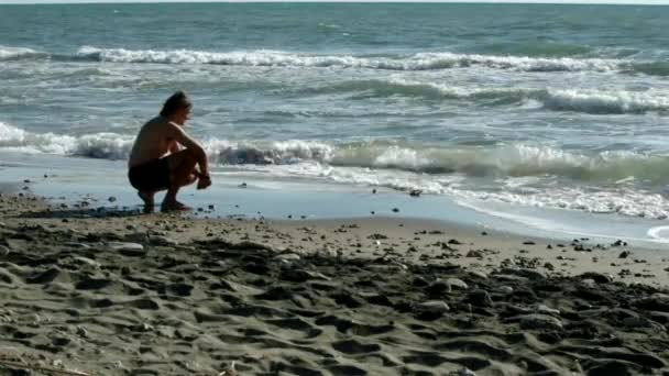 海岸の男性 — ストック動画