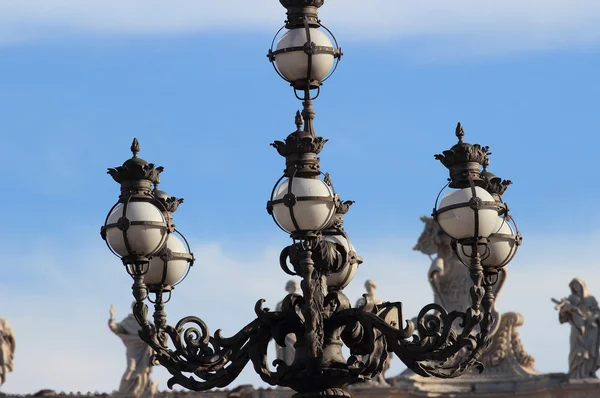 Farola en la plaza de San Pedro — Foto de Stock