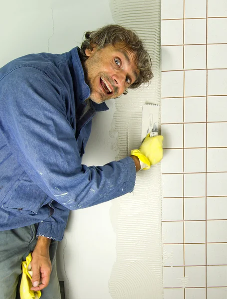 Tiler feliz en el trabajo — Foto de Stock