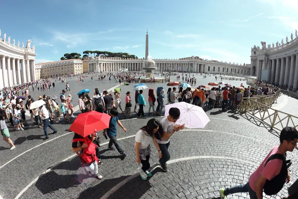 Línea turística en la plaza de San Pedro — Foto de Stock