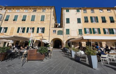 FİNALE LIGURE, ITALY - 8 Ekim 2025: Vittorio Emanuele II Meydanı 'nda yerel yaşam