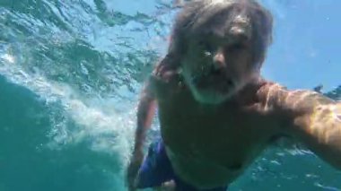 Orta Göl 'de yüzen olgun bir adam, Piedmont İtalya