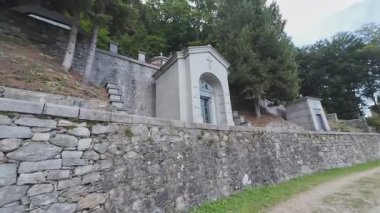 OROPA, İTALYA - 18 AĞUSTOS 2025: Oropa Dini Kompleksi Mezarlığı 'ndaki şapellerin üzerinde gezinme