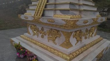 ALBAGNANO, İtalya - 1 Kasım 2025: Stupa Ruhani Anıtı 'nda Lama Gangchen Rinpoche fotoğrafı