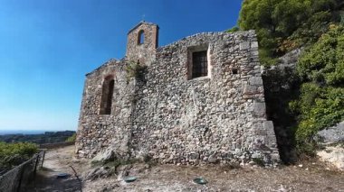 Varigotti, İtalya 'daki piligrim yolu boyunca antik San Lorenzo Kilisesi.