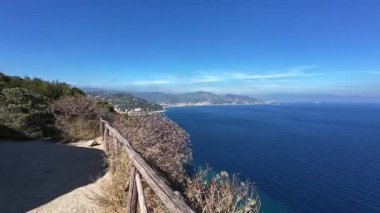 Santa Margherita Kilisesi 'nin kalıntıları Piligrim' in Noli, İtalya 'daki patikası boyunca uzanıyor.