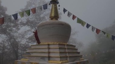 ALBAGNANO, İtalya - 1 Kasım 2025: Lama Gangchen Rinpoche Stupa Ruhani Anıtı