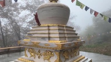 ALBAGNANO, İtalya - 1 Kasım 2025: Lama Gangchen Rinpoche Stupa Ruhani Anıtı