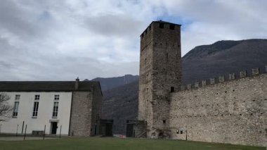 İsviçre, Bellinzona Ünlü Ortaçağ Castelgrande Kalesi