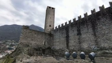 İsviçre, Bellinzona Ünlü Ortaçağ Castelgrande Kalesi