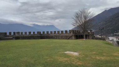 İsviçre, Bellinzona Ünlü Ortaçağ Castelgrande Kalesi