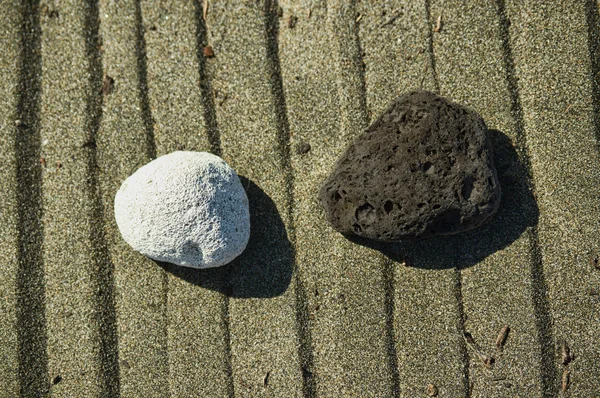 Witte steen black steen — Stockfoto