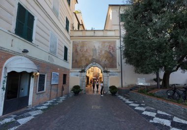 NOLI, İtalya - 10 Ekim 2025: Antik şehir Kapısı altındaki insanlar