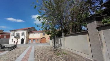 İtalya 'nın Lombardiya bölgesindeki Rosasco Köyü' nde ana meydanı tarıyoruz.