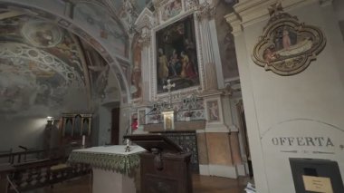 LEGGIUNO, İtalya - 9 Şubat 2026: Santa Caterina Heremitage Kilisesi İçişleri