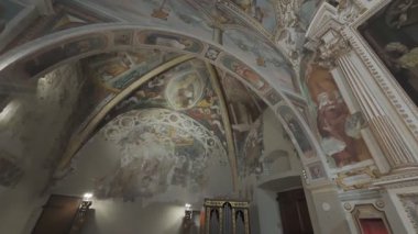 LEGGIUNO, İtalya - 9 Şubat 2026: Santa Caterina Heremitage Kilisesi İçişleri