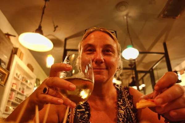 Mulher sorrindo bebida — Fotografia de Stock