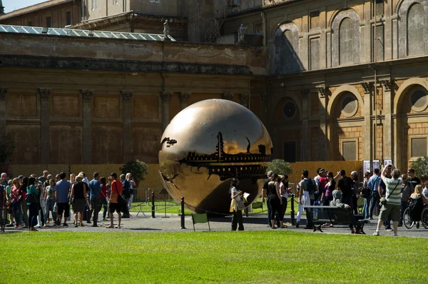 조각가 Arnaldo Pomodoro 영역 내의 영역 — 스톡 사진