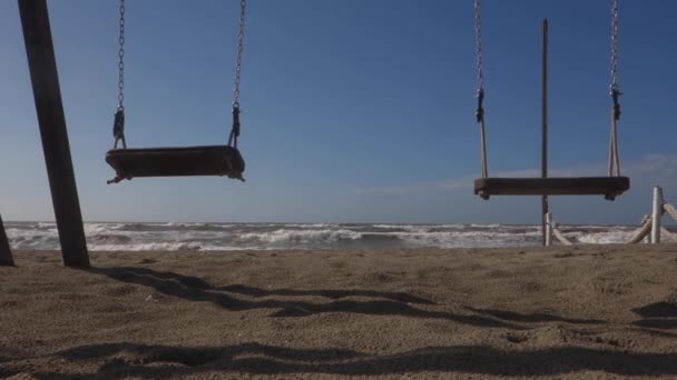 Empty swings at the park — Stock Video